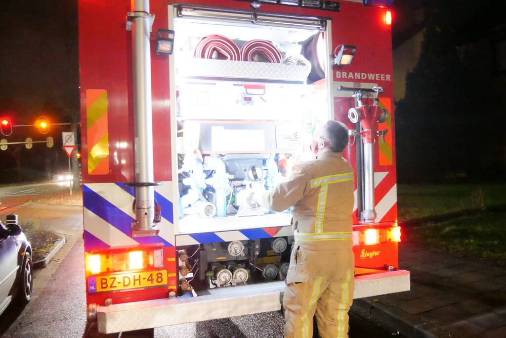 Brandend voorwerp op dak van woning