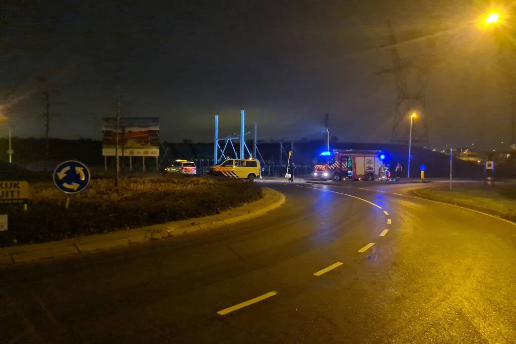 Automobilist rijdt tegen reclamebord