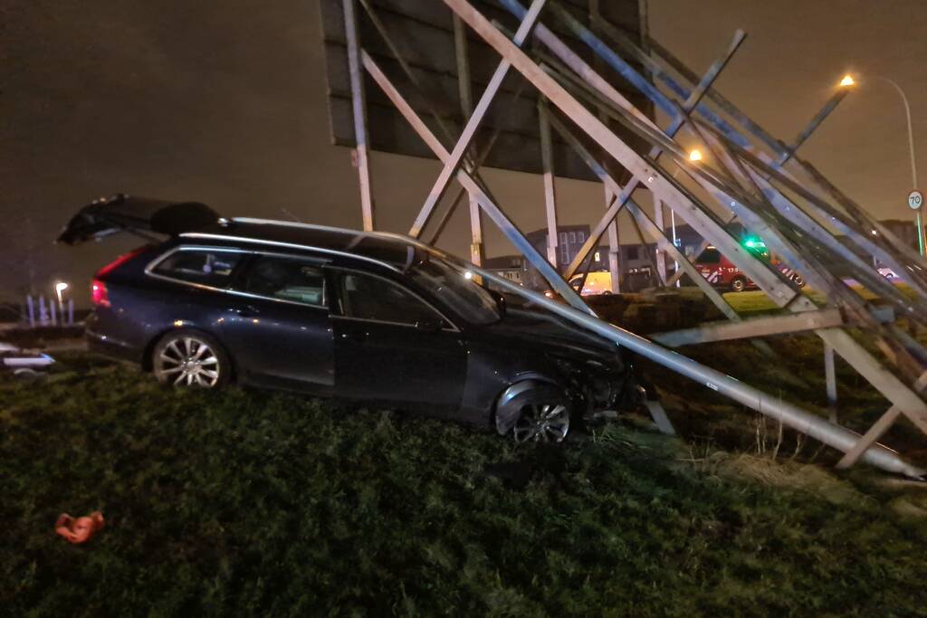 Automobilist rijdt tegen reclamebord