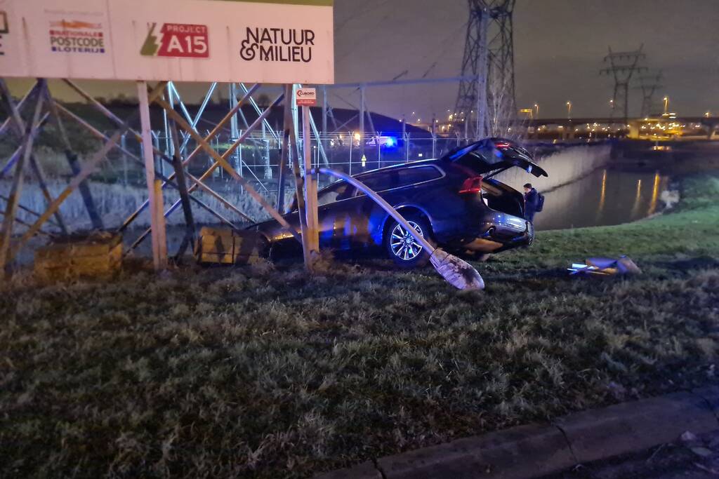 Automobilist rijdt tegen reclamebord