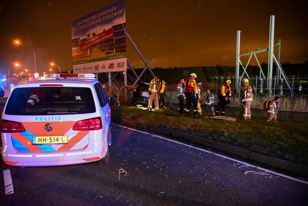 Automobilist rijdt tegen reclamebord
