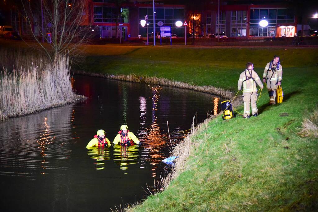 Automobilist rijdt tegen reclamebord