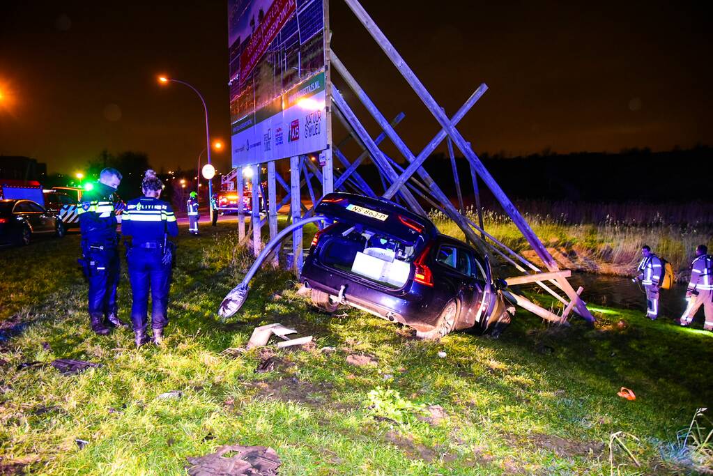 Automobilist rijdt tegen reclamebord