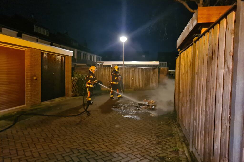Berg rommel in brand gestoken