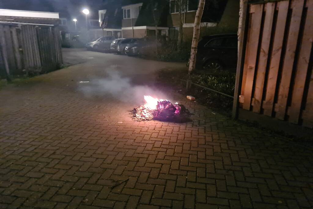 Berg rommel in brand gestoken