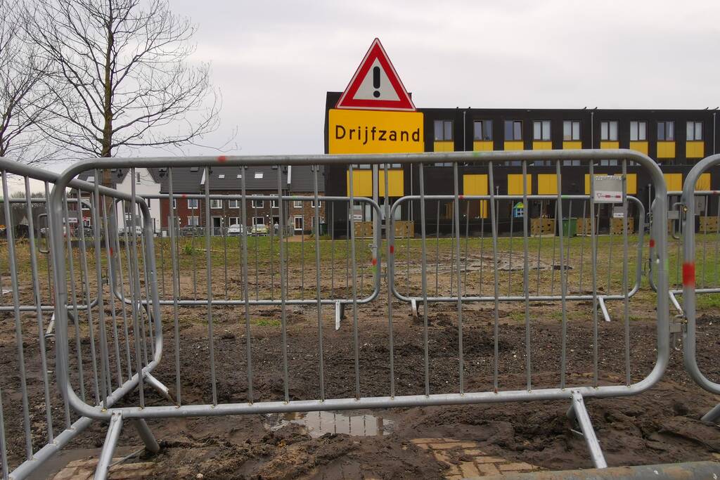 Borden en hekken waarschuwen voor drijfzand