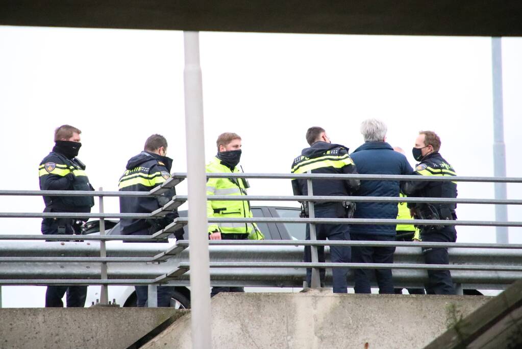 Automobilist met verward gedrag van snelweg gehaald