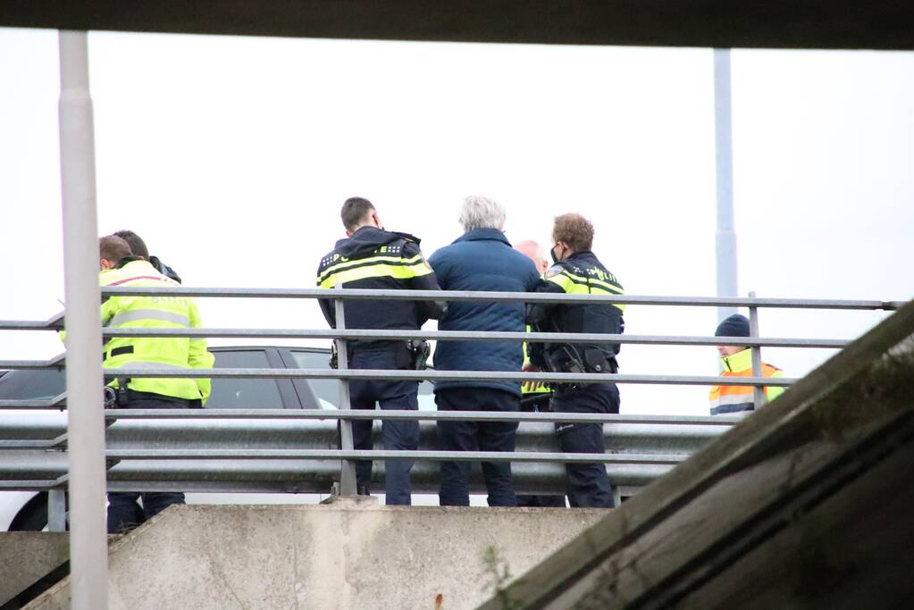 Automobilist met verward gedrag van snelweg gehaald