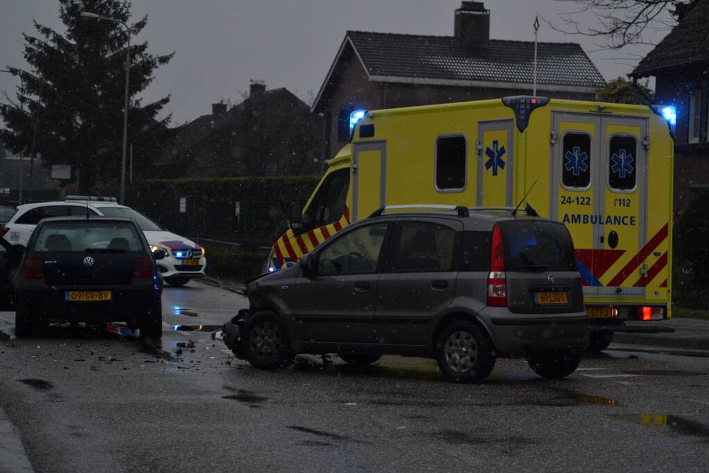 Veel schade bij ongeval met personenauto's