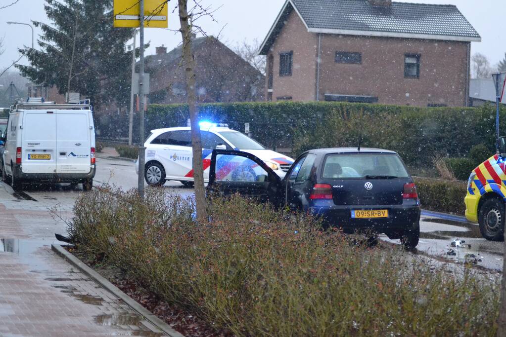 Veel schade bij ongeval met personenauto's