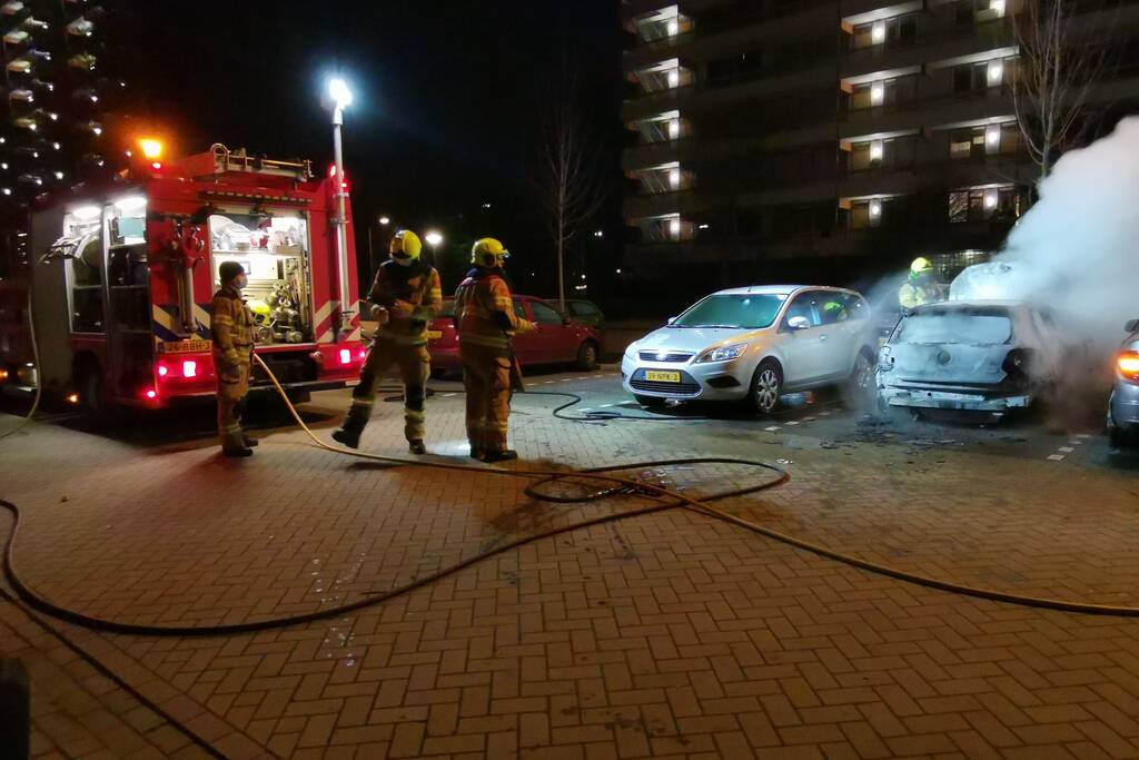 Twee auto's uitgebrand en derde beschadigd