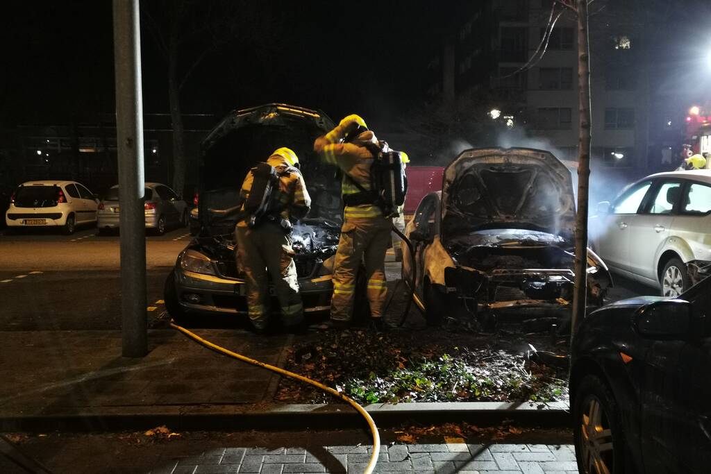 Twee auto's uitgebrand en derde beschadigd