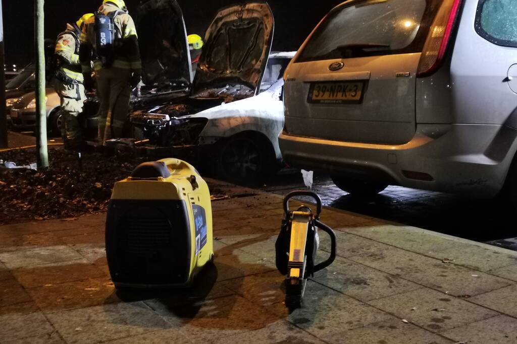 Twee auto's uitgebrand en derde beschadigd