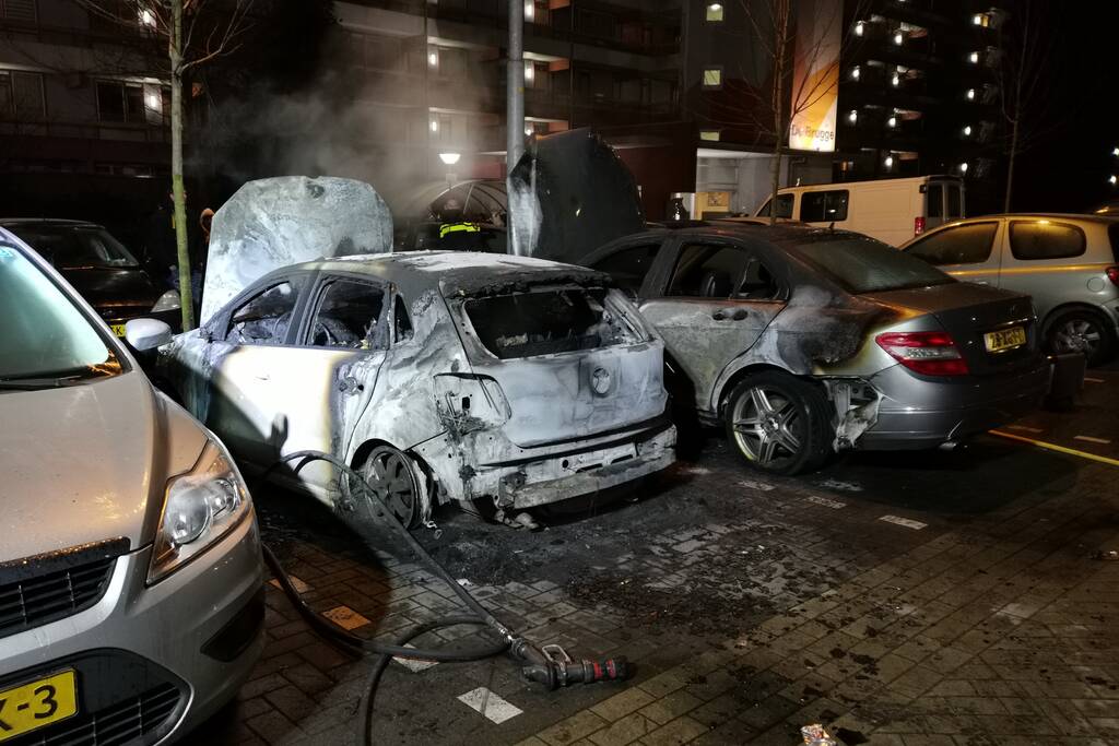 Twee auto's uitgebrand en derde beschadigd
