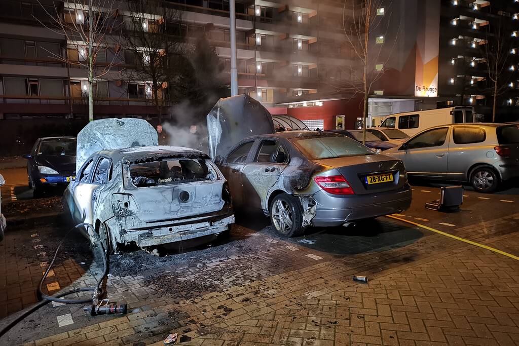 Twee auto's uitgebrand en derde beschadigd
