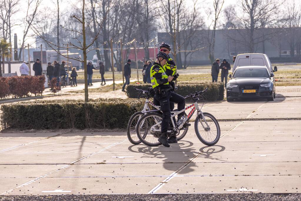 Grote politiemacht tijdens koffiedrinken' op Zwitsal Terrein