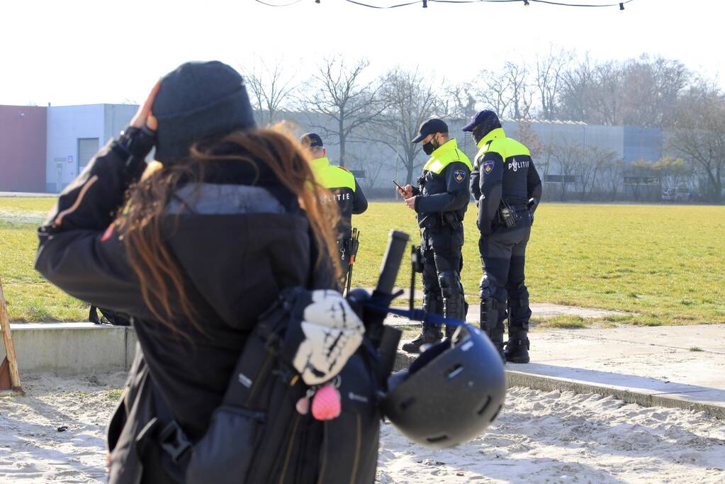 Grote politiemacht tijdens koffiedrinken' op Zwitsal Terrein