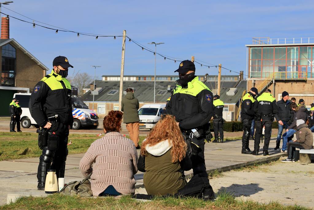 Grote politiemacht tijdens koffiedrinken' op Zwitsal Terrein