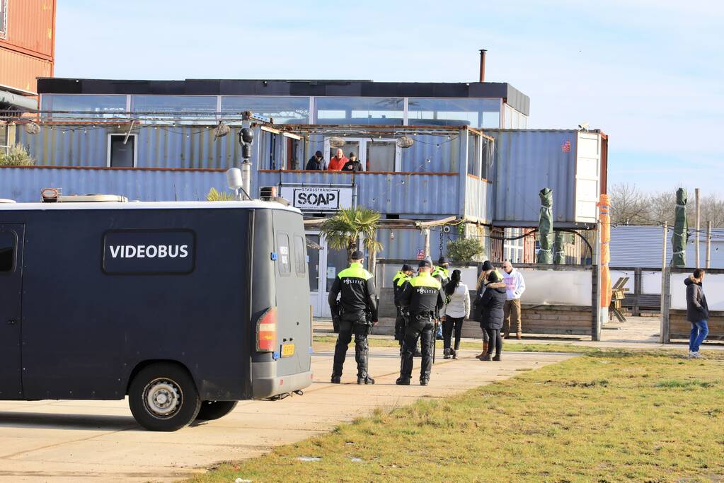 Grote politiemacht tijdens koffiedrinken' op Zwitsal Terrein