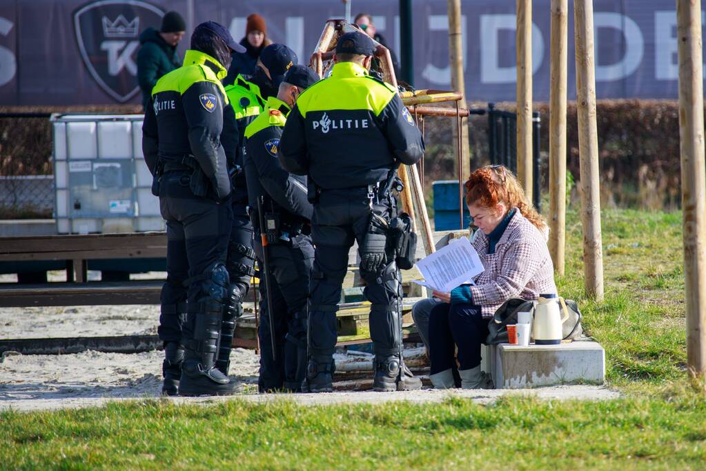 Grote politiemacht tijdens koffiedrinken' op Zwitsal Terrein