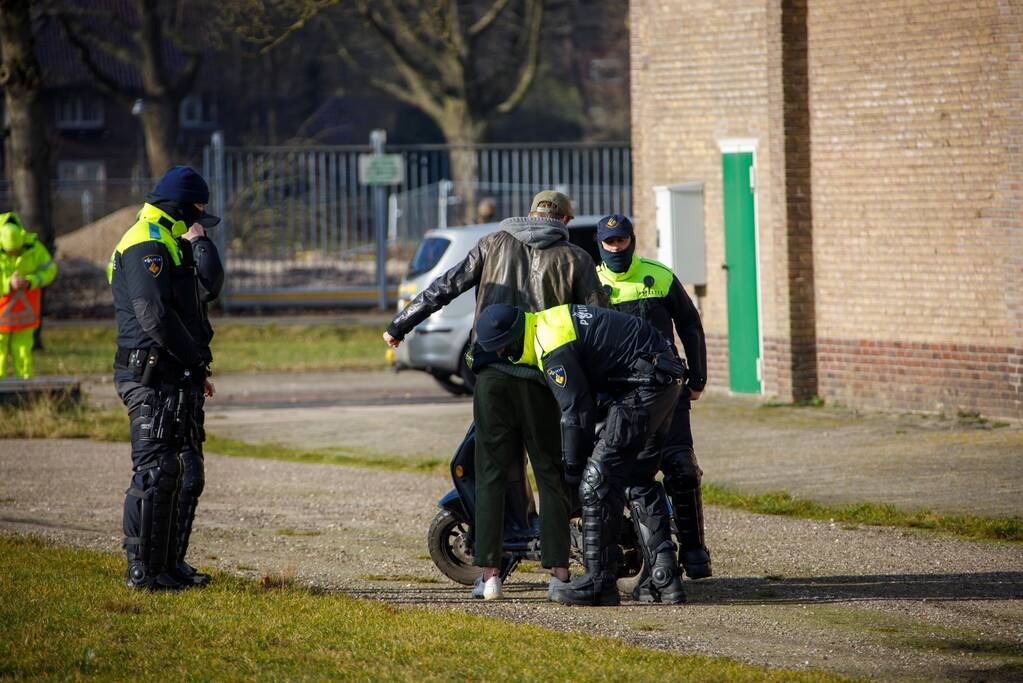 Grote politiemacht tijdens koffiedrinken' op Zwitsal Terrein