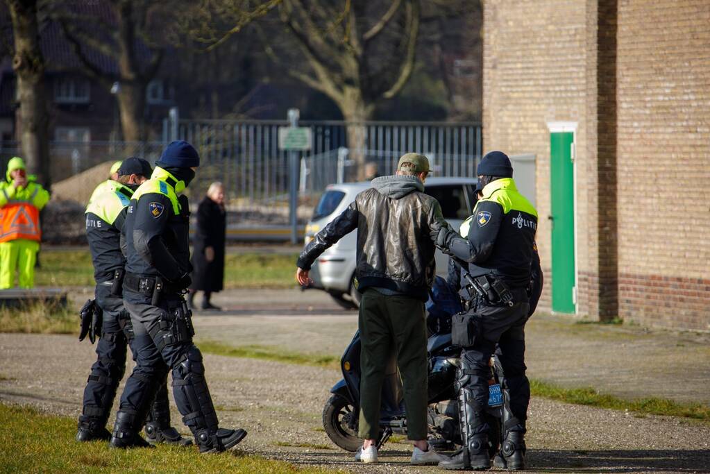 Grote politiemacht tijdens koffiedrinken' op Zwitsal Terrein