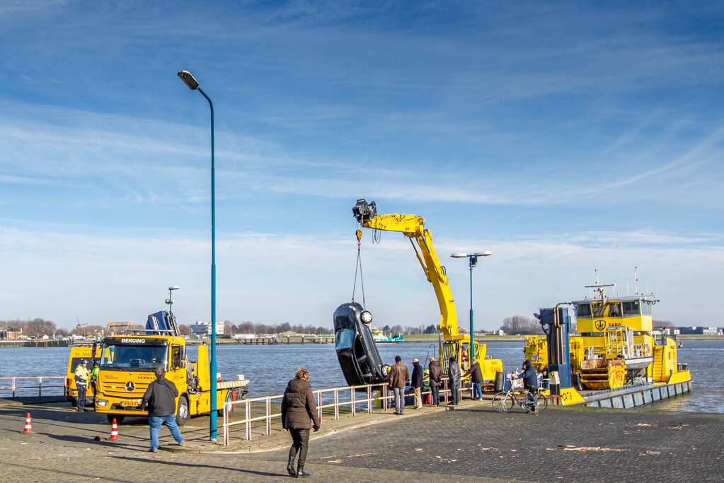 Personenauto belandt in de maas