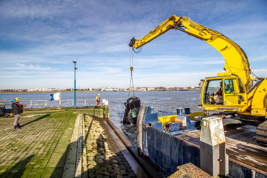 Personenauto belandt in de maas