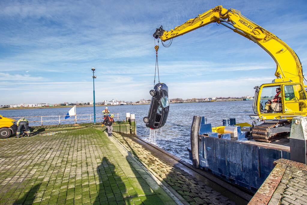 Personenauto belandt in de maas