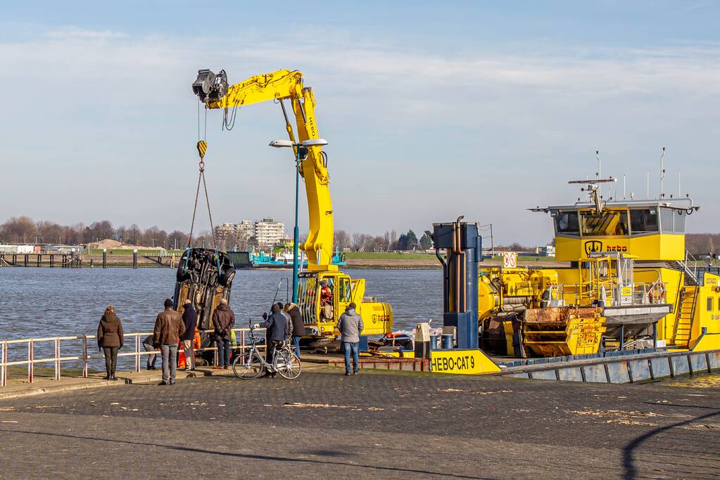 Personenauto belandt in de maas