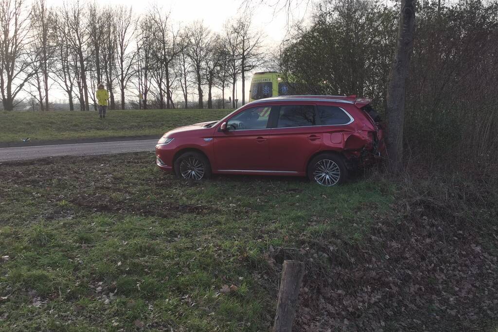 Auto tegen lantaarnpaal na ongeval