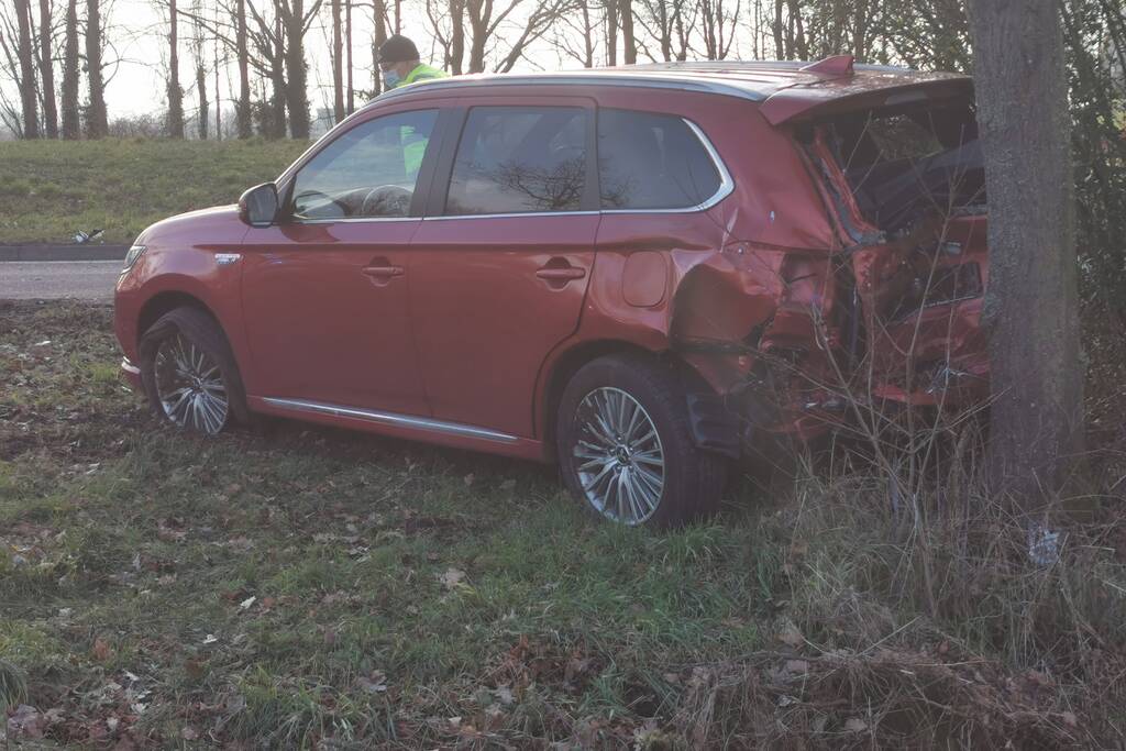 Auto tegen lantaarnpaal na ongeval