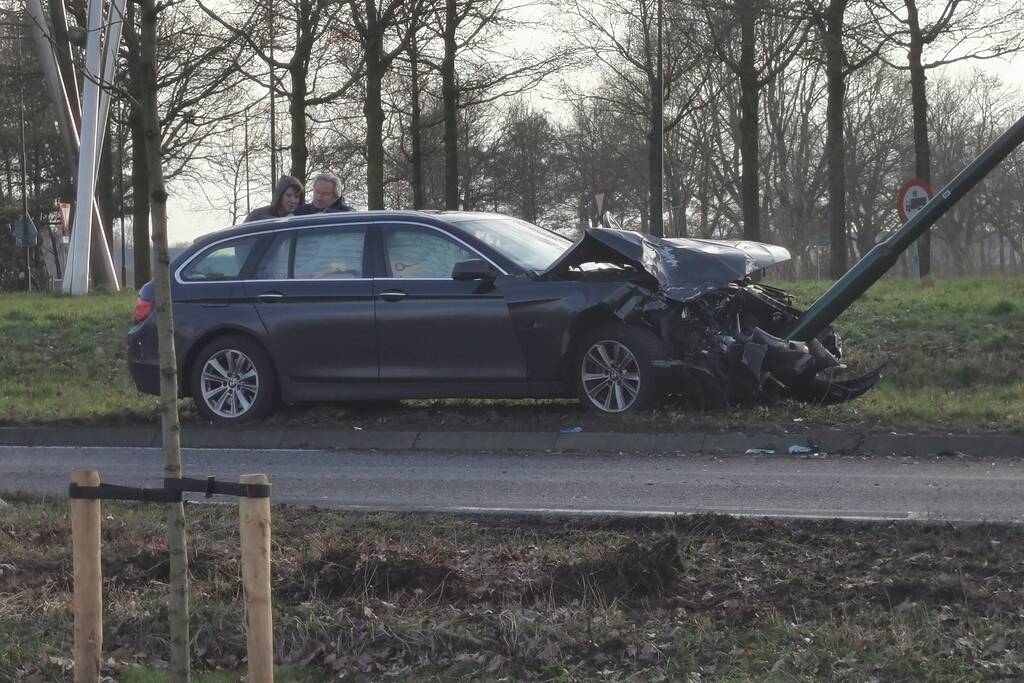 Auto tegen lantaarnpaal na ongeval