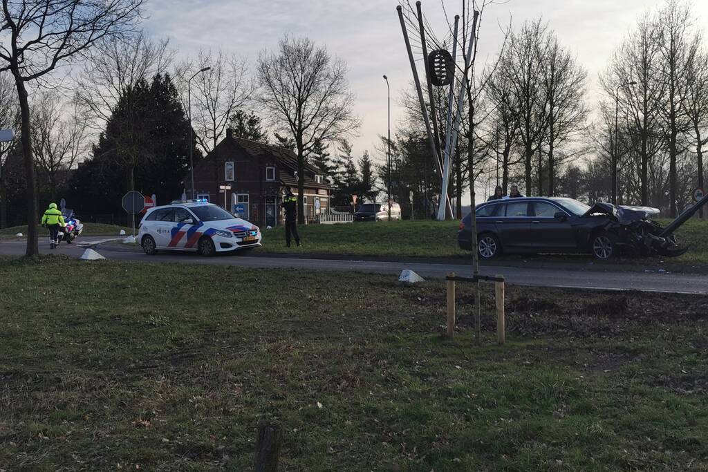 Auto tegen lantaarnpaal na ongeval