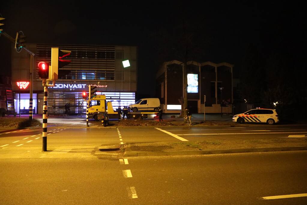 Bestelbus in de kreukels na botsing