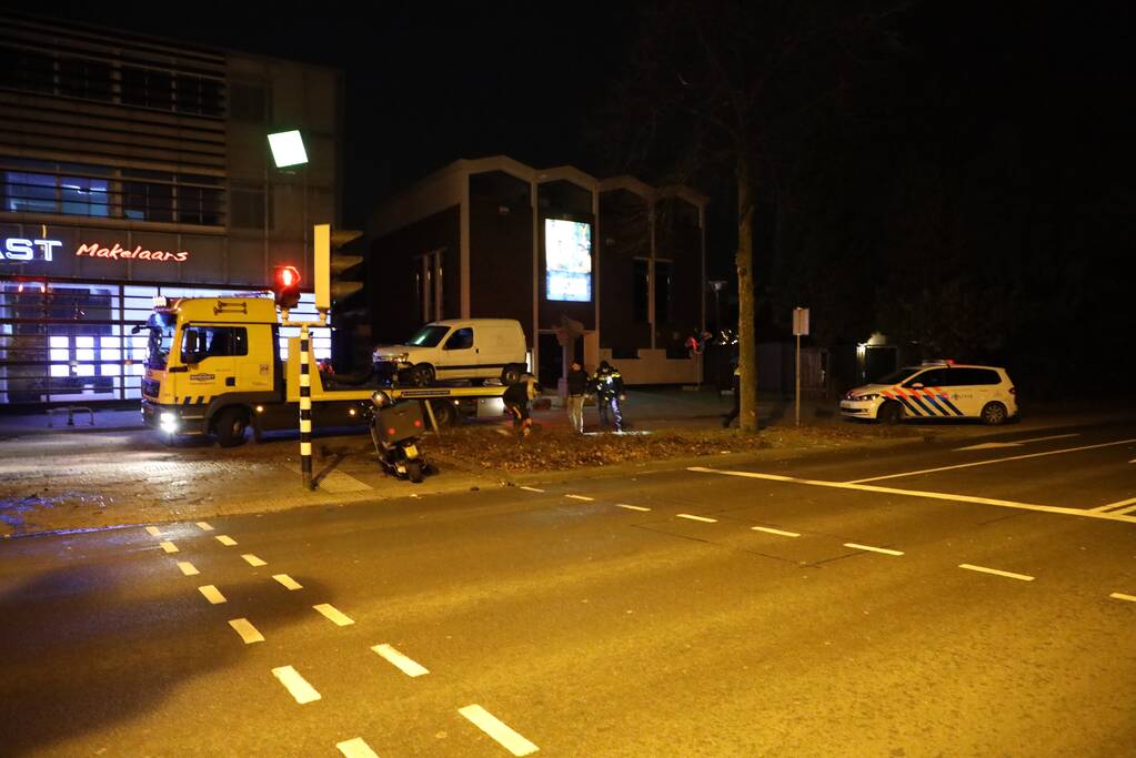 Bestelbus in de kreukels na botsing