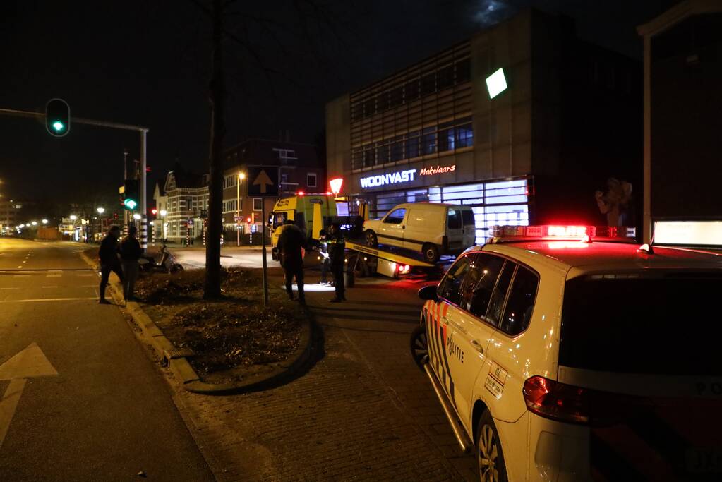 Bestelbus in de kreukels na botsing