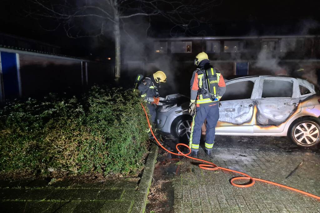 Geparkeerd auto volledig uitgebrand