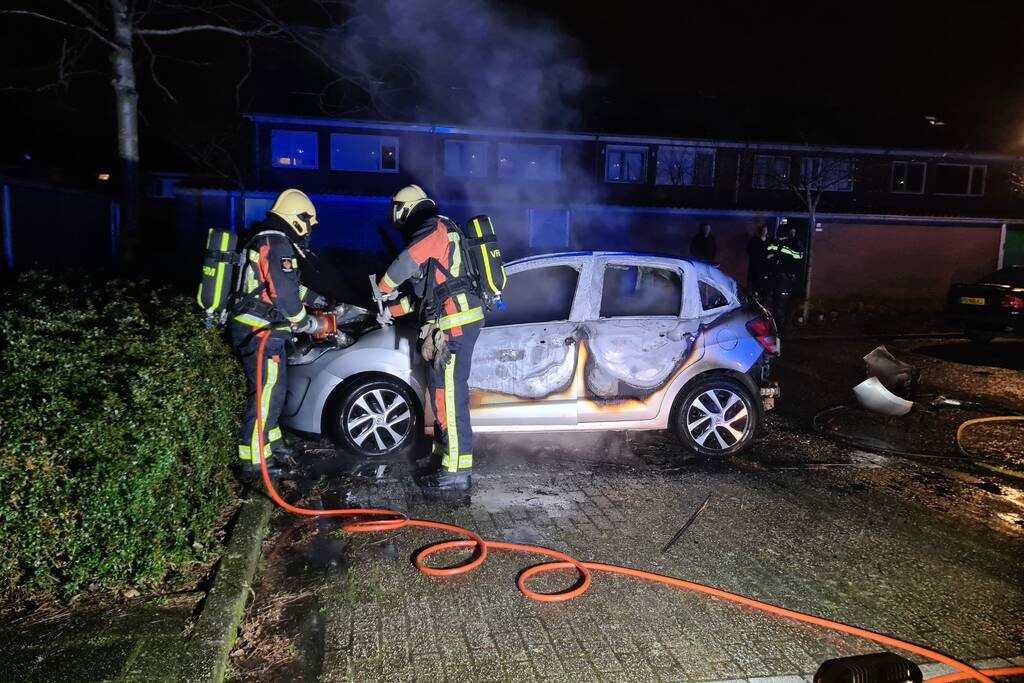 Geparkeerd auto volledig uitgebrand