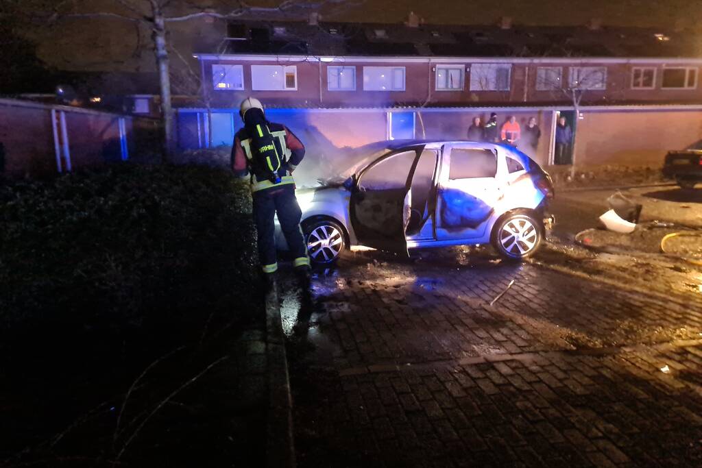 Geparkeerd auto volledig uitgebrand