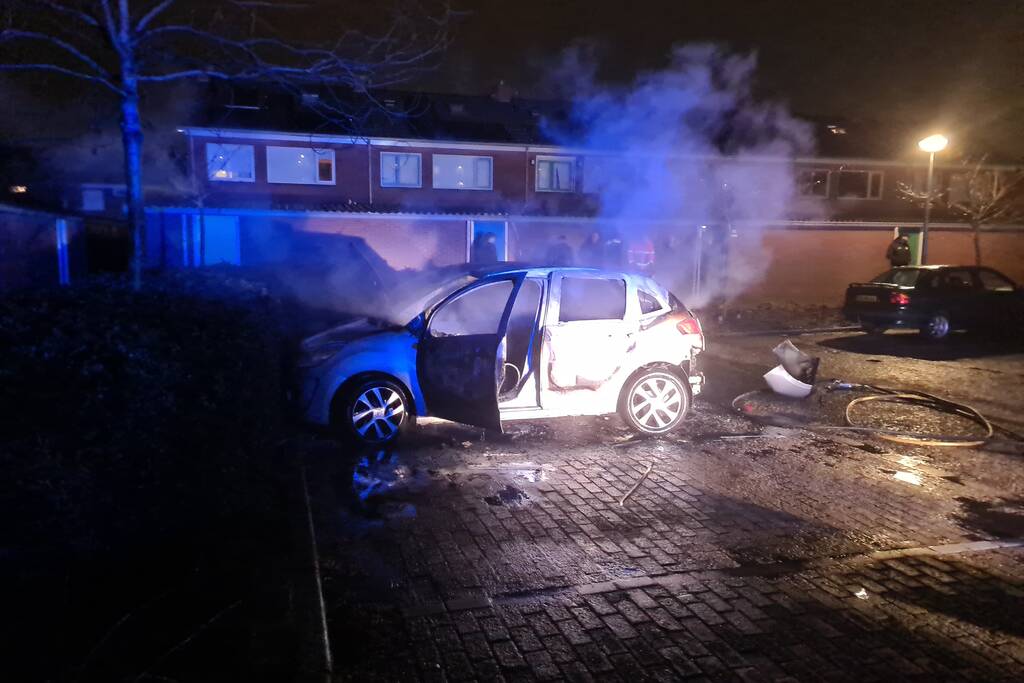 Geparkeerd auto volledig uitgebrand
