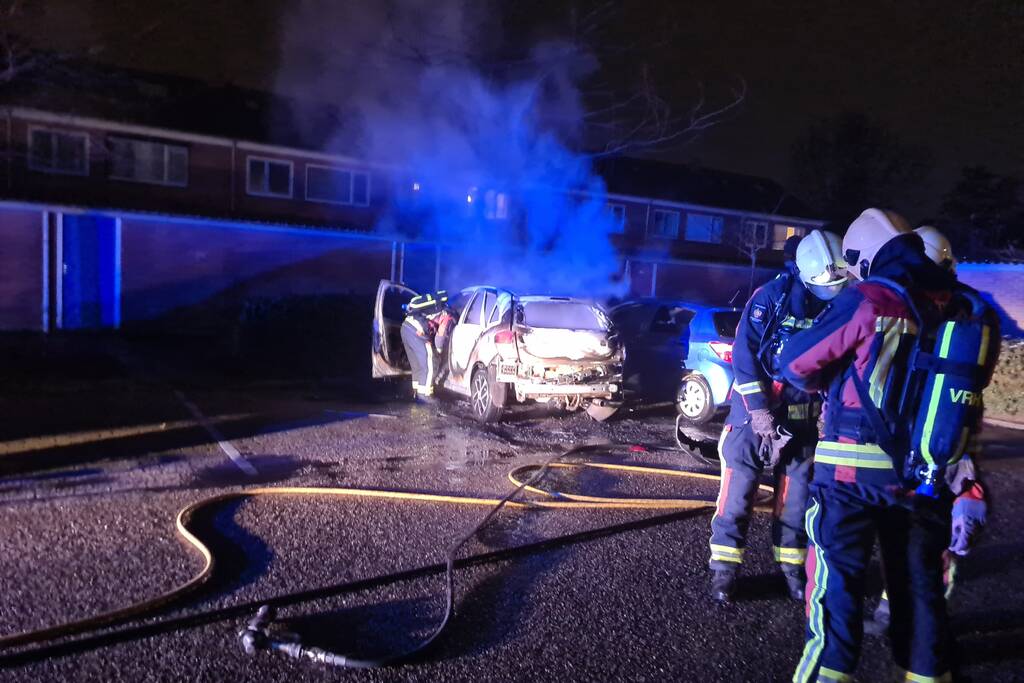 Geparkeerd auto volledig uitgebrand