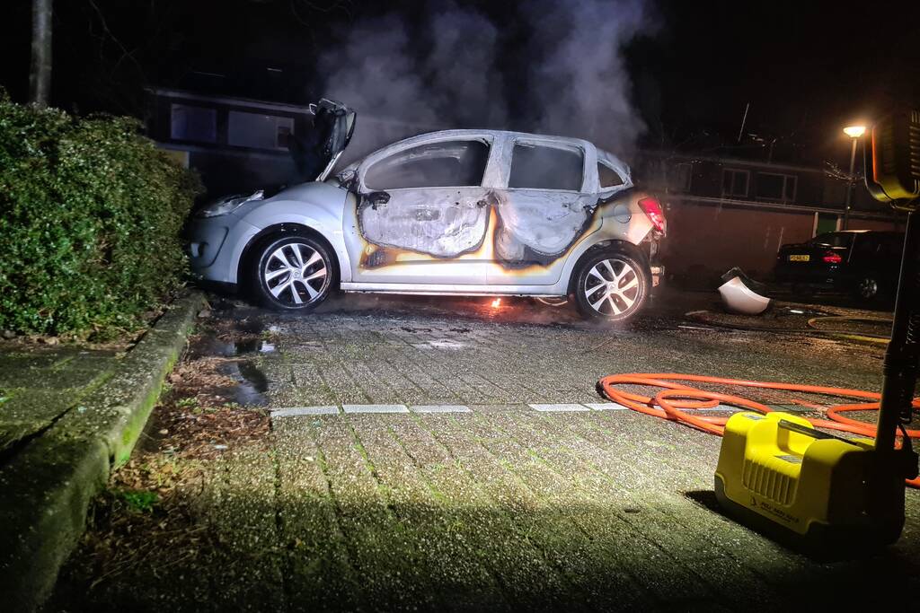 Geparkeerd auto volledig uitgebrand