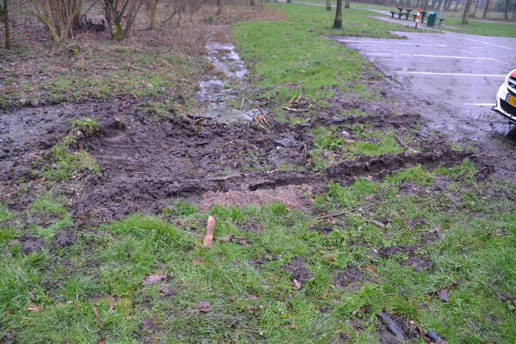 Politieauto rijdt zich vast in modder