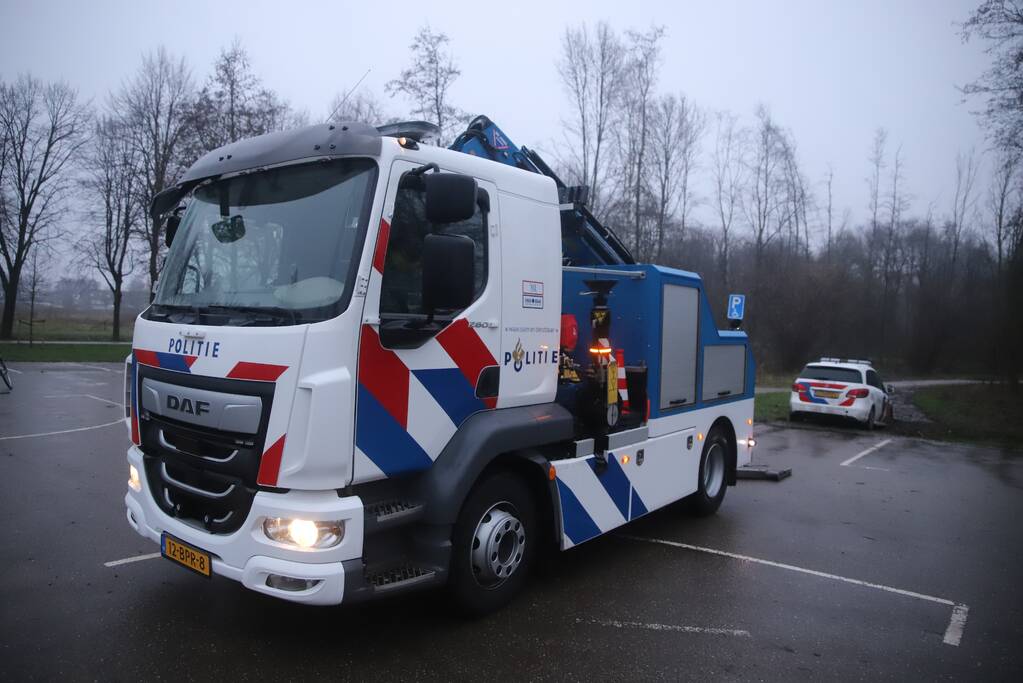 Politieauto rijdt zich vast in modder