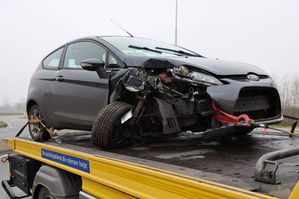Auto flink beschadigd bij ongeval op rotonde