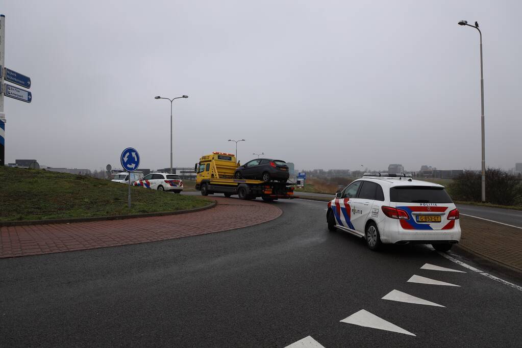 Auto flink beschadigd bij ongeval op rotonde