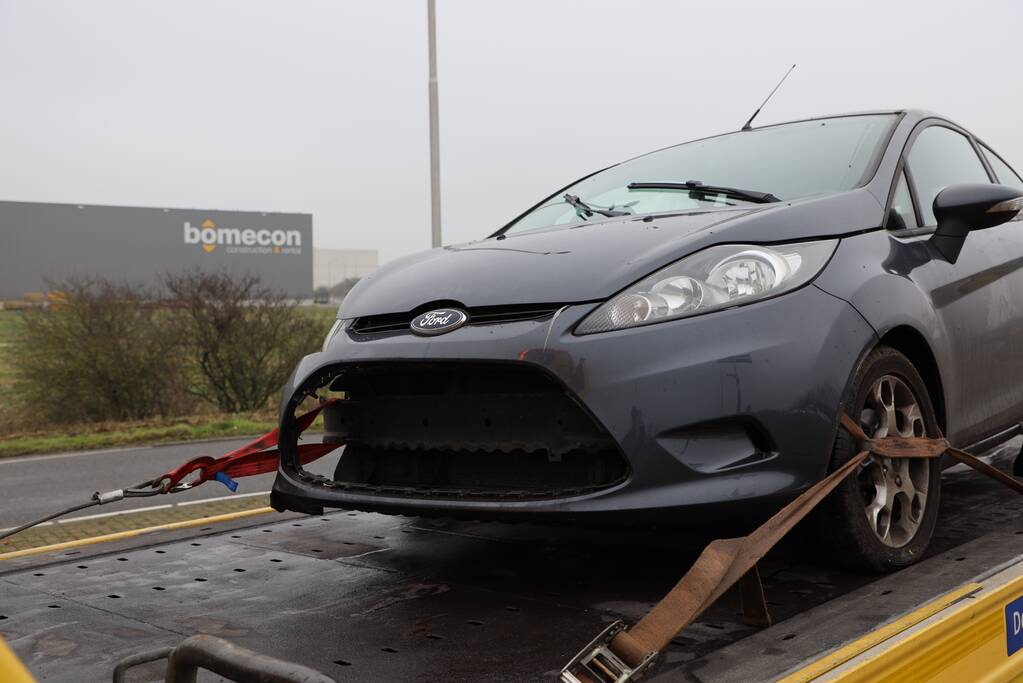 Auto flink beschadigd bij ongeval op rotonde