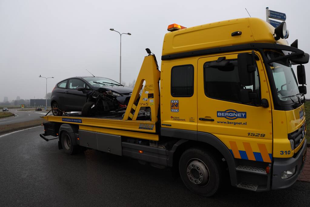Auto flink beschadigd bij ongeval op rotonde