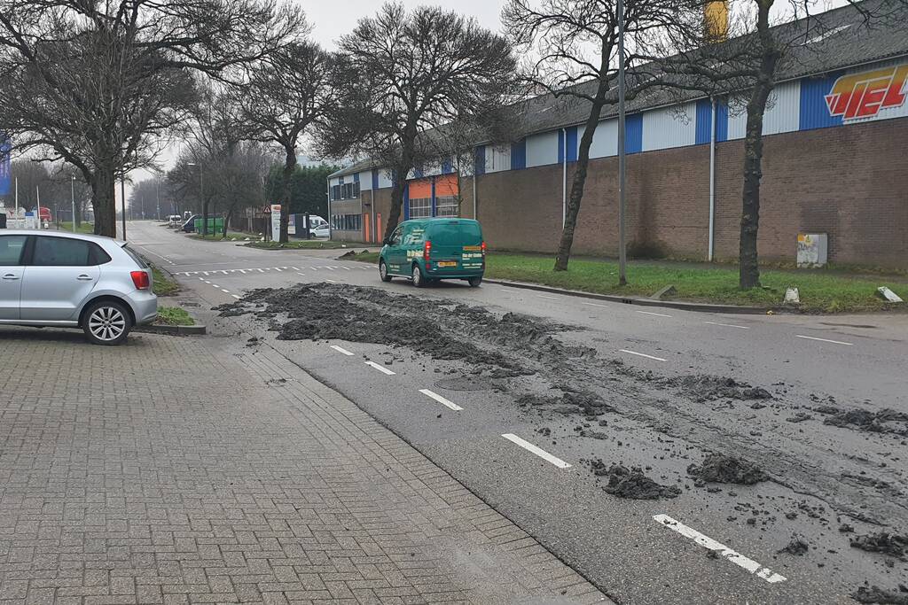 Vrachtwagen verliest lading grond